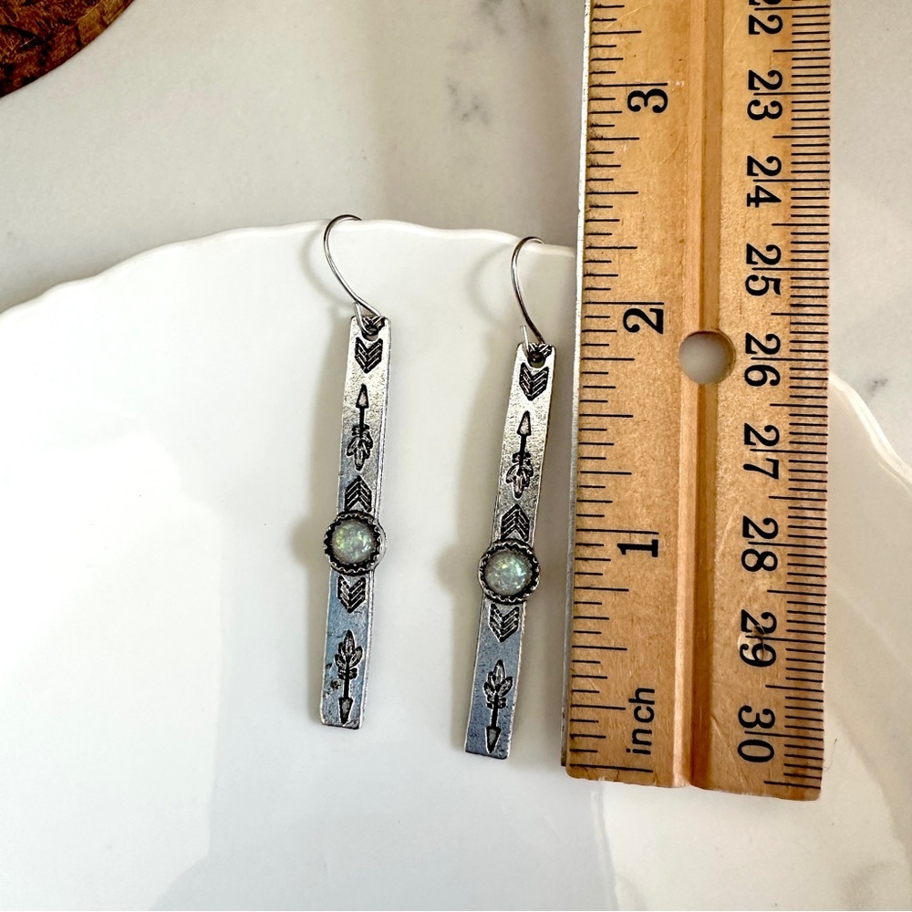 3/$22š©¶ Silver Arrow Stamped Earrings Etched Inlaid Iridescent Crystal NEW - Picture 6 of 15